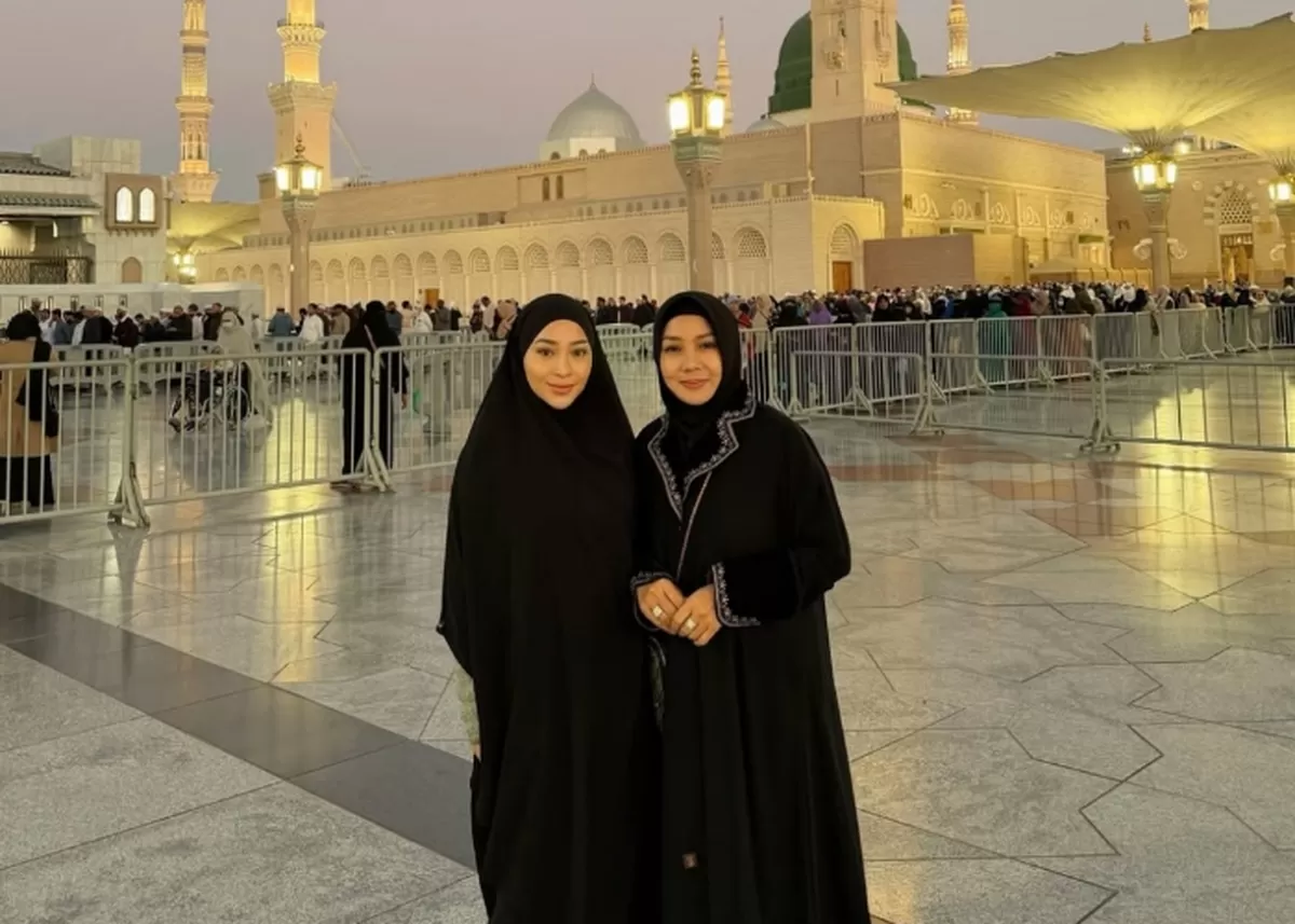 Nikita Willy umrah bersama suami hingga sang ibu di awal tahun 2026. (Instagram/@nikitawillyofficial94)