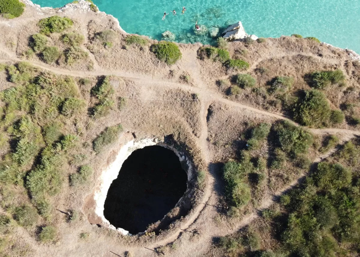 Ilustrasi sinkhole dan apa pengertiannya. (Pexels/Luigi Cataldi )