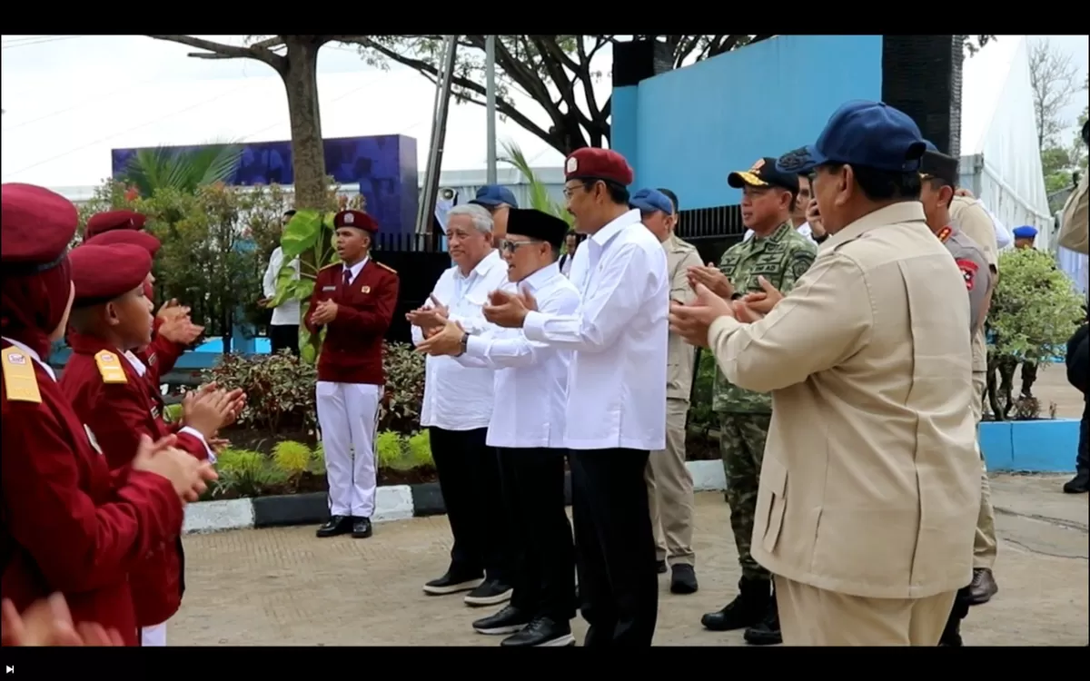 Prabowo nyanyikan ulang tahun untuk siswi Sekolah Rakyat. (Tim Media Kepresidenan)