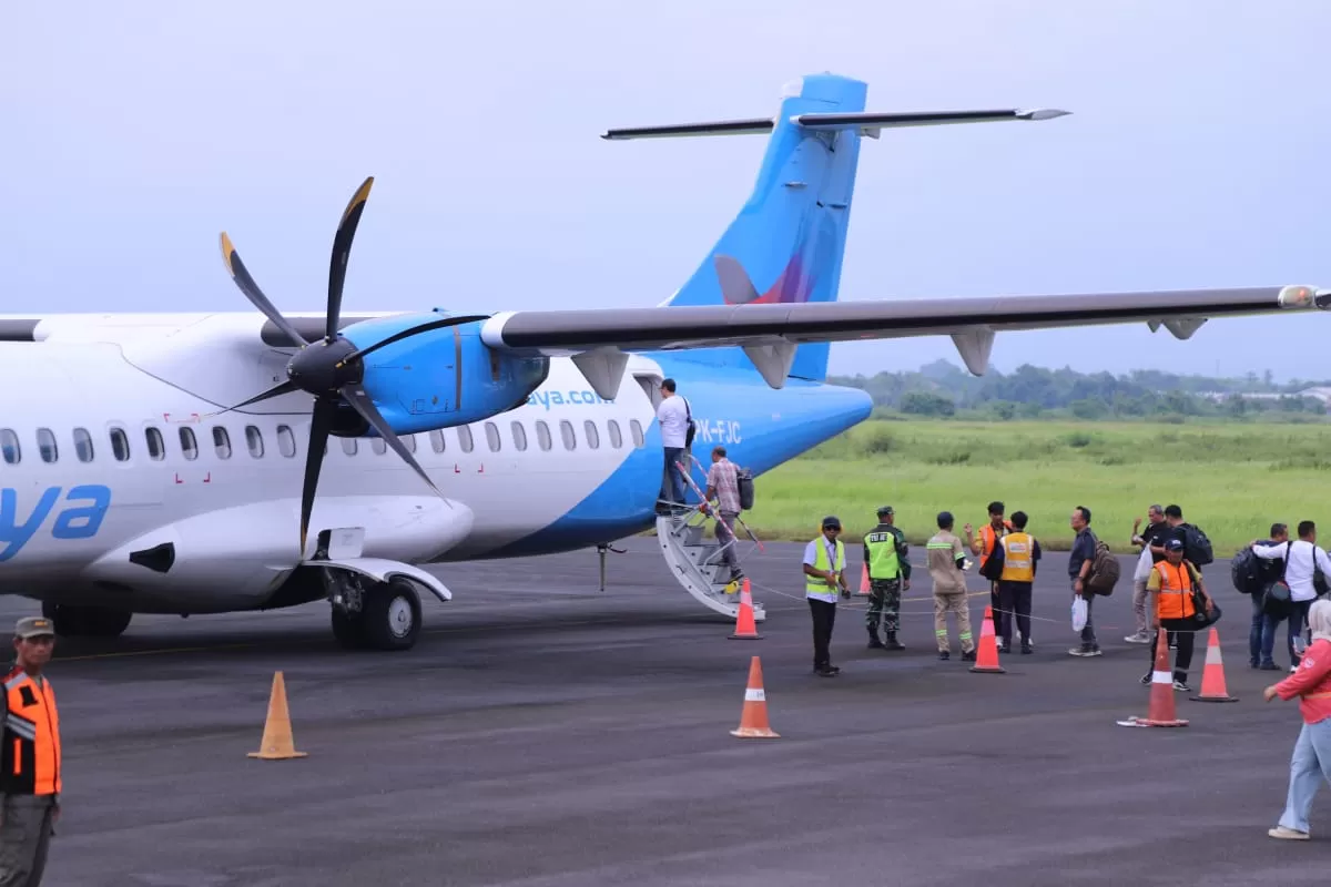 Penumpang di Bandara Notohadinegoro. (M Purnomo/SketsaNusantara.id)