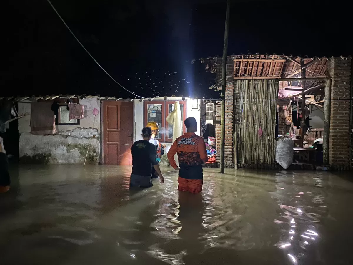 Para petugas BPBD Jember saat meninjau lokasi banjir di Wuluhan.  (Dok BPBD Jember)