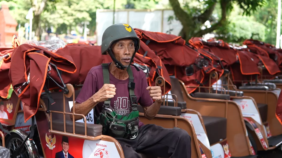 Bantuan becak listrik dari Prabowo. (Tim Media Kepresidenan Prabowo)