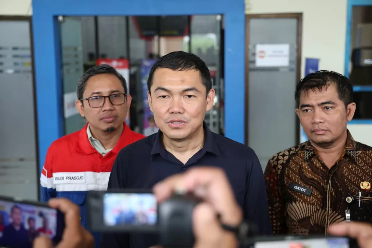 Eksekutif General Manager Pertamina Patra Niaga Regional Jatimbalinus, Iwan Yudha Wibawa saat dimintai keterangan. (Dok Diskominfo Jember)