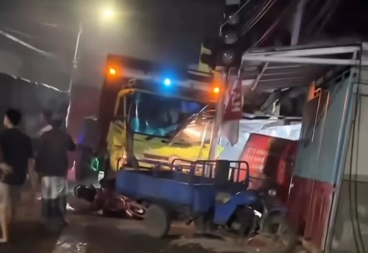 Potret pasca terjadi kecelakaan beruntun usai truk menabrak warung di sekitar simpang 3 Balung Jember (Instagram/kabarjemberan )