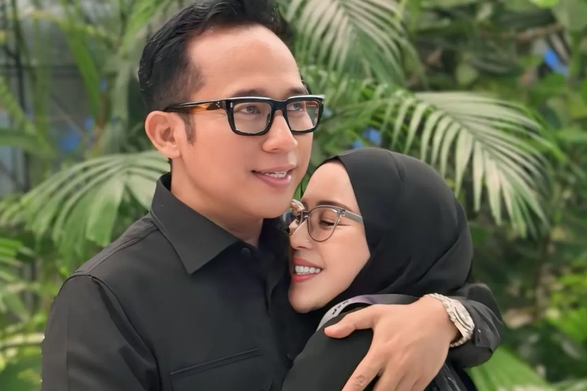 Potret Anniversary pernikahan ke-20 Denny Cagur dan Shanty. (Instagram/@shantydenny)