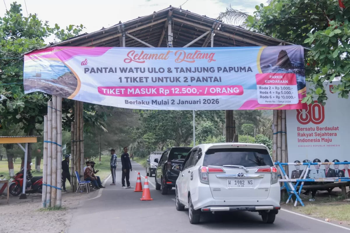 Diperkirakan, pengunjung di wisata pesisir pantai selatan Jember meningkat jelang libur panjang (M Purnomo/SketsaNusantara.id)