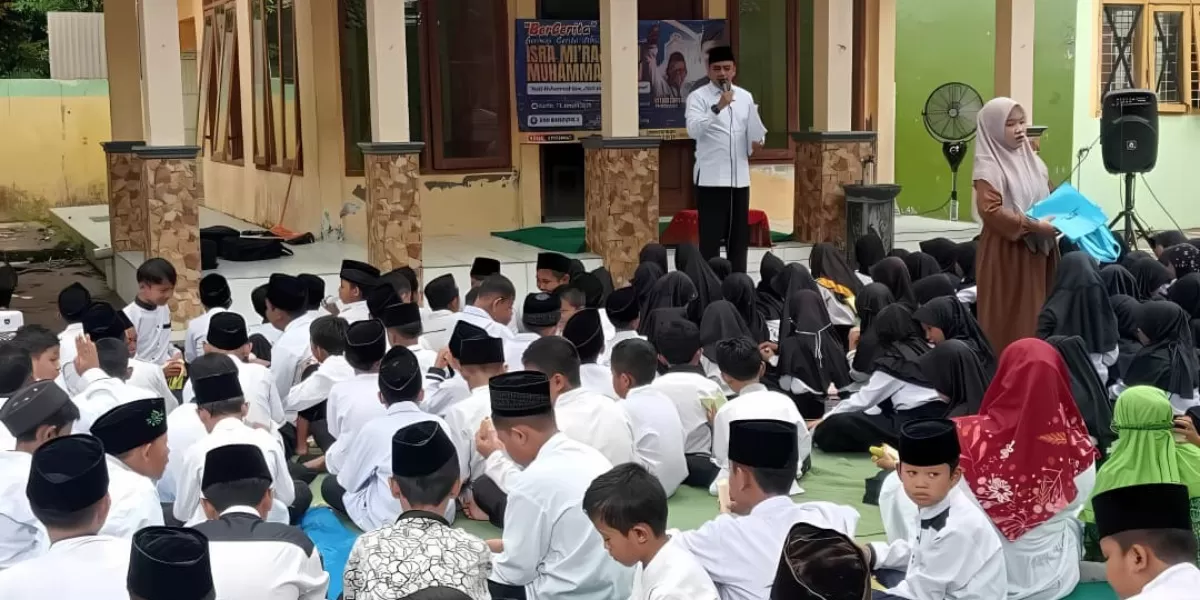 Puluhan siswa SDN Bandung 2 Diwek, Jombang mengikuti pengajian untuk memperingati Isra Mi'raj.