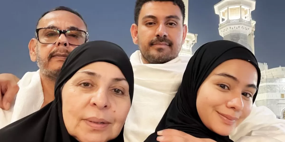 Potret Sahila Hisyam sedang menjalankan ibadah umroh pertama bersama keluarga tercinta. (Instagram/sahilahisyam)