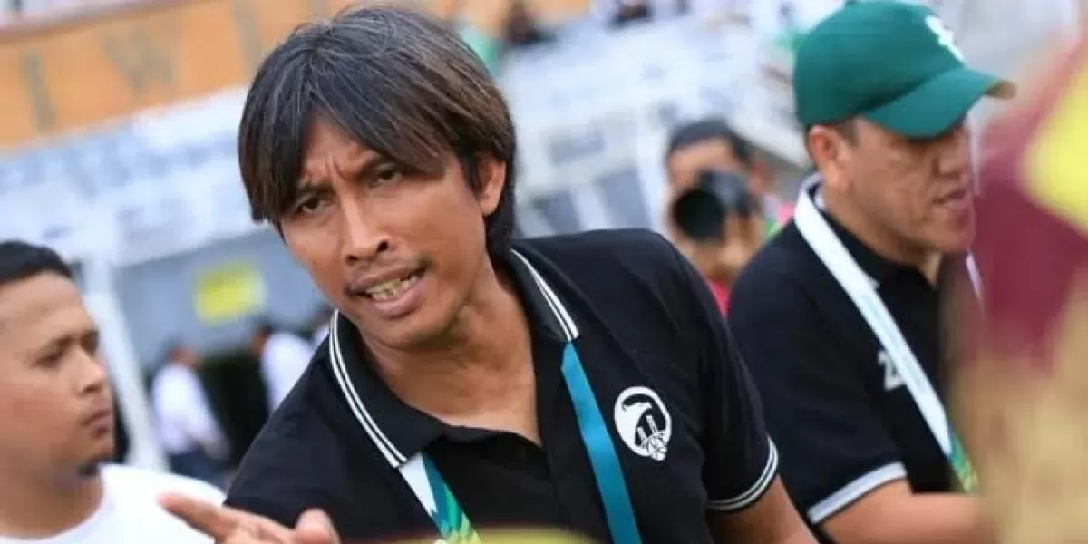 Pelatih Sriwijaya FC, Budi Sudarsono, mengancam mundur jika tunggakan gaji tak kunjung dibayarkan. (X/gilabola_ina)