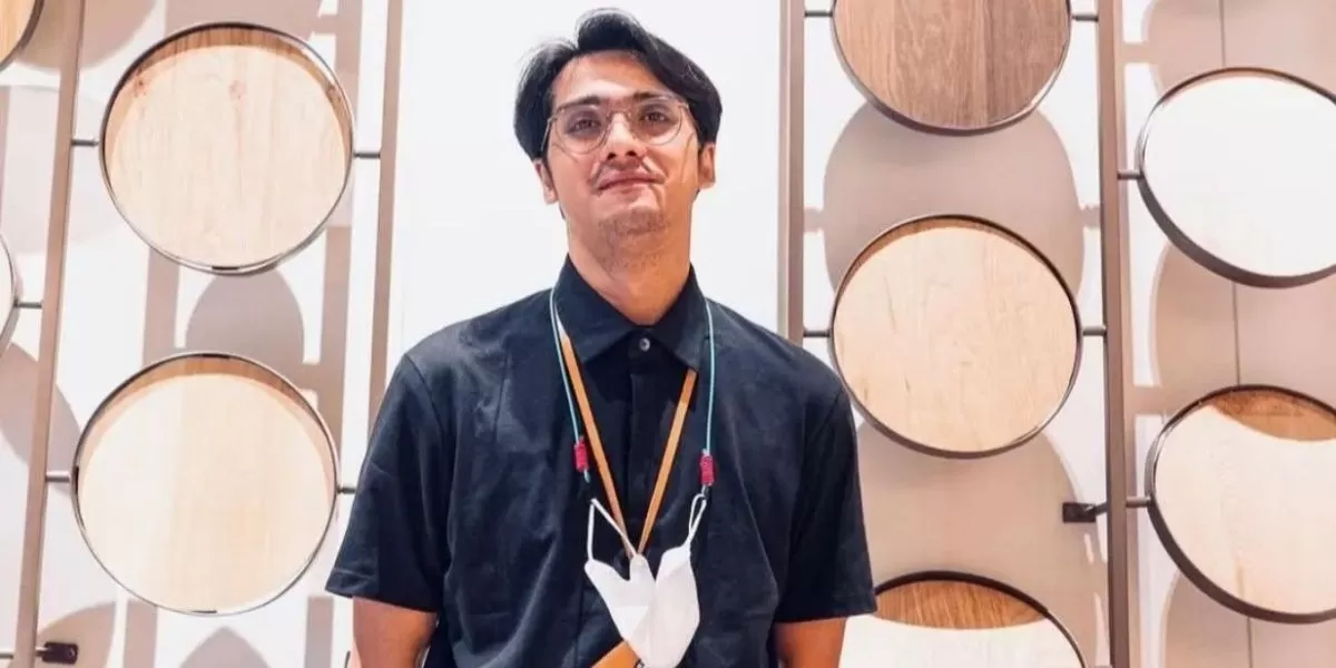 Publik berspekulasi liar setelah video yang tampak seperti Rcky Harun sedang karaoke bersama perempuan jadi perbincangan panas.  (Instagram.com/@iamkiruners)