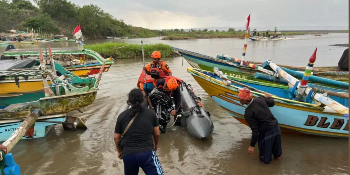 Momen Tim SAR Gabungan menyisir aliran Sungai Tanggul saat pencarian remaja yang diduga tenggelam (Facebook/alfan.joss)