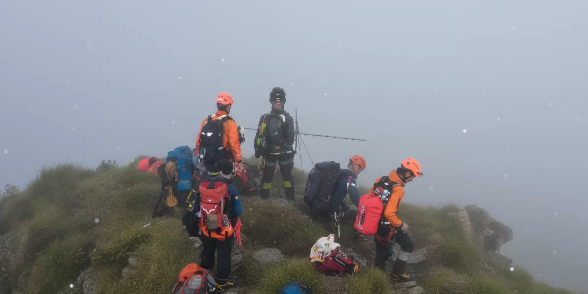 Tim SAR saat melakukan operasi pencarian pesawat di pegunungan Maros-Pangkep, Sulawesi Selatan.  (X/neVerAl0nely___)