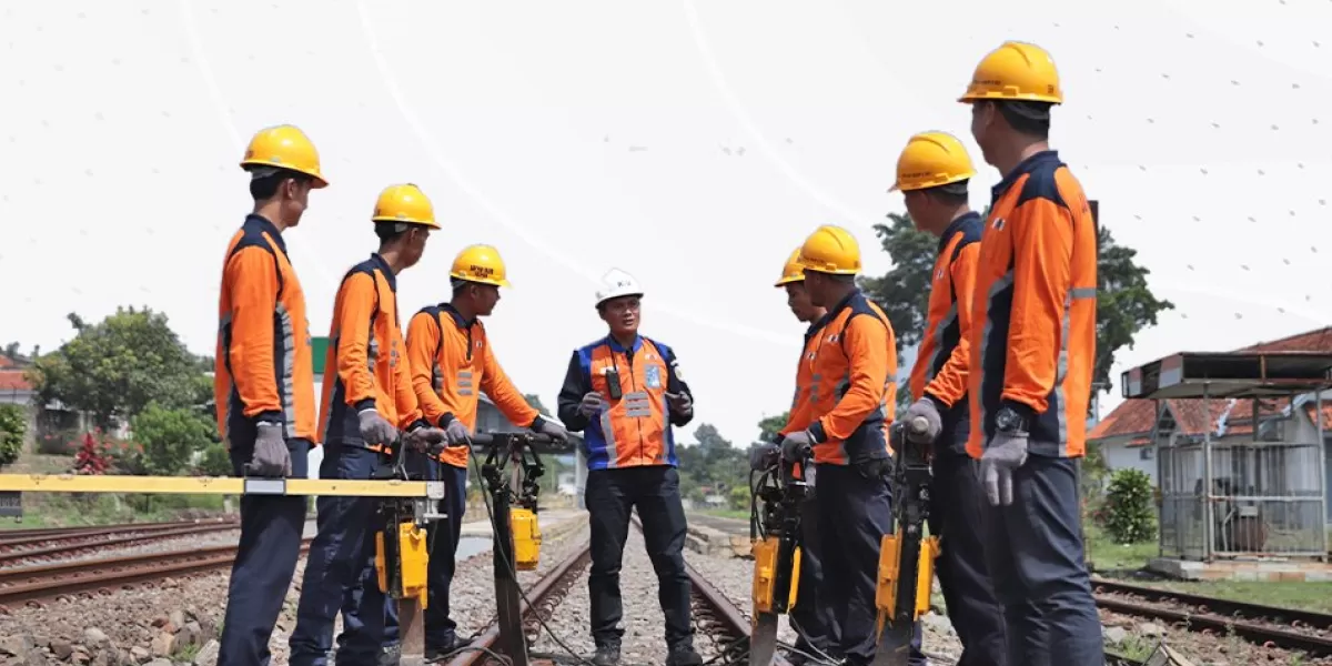Petugas KAI sigap memeriksa lintasan rel di tengah banjir. (X/KAI121)
