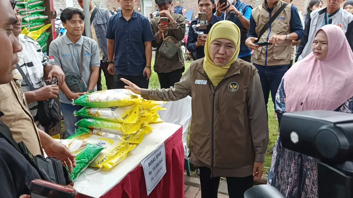 Gubernur Jatim Khofifah Indar Parawansa saat kunjungan ke Jember. (M Purnomo/SketsaNusantara.id)