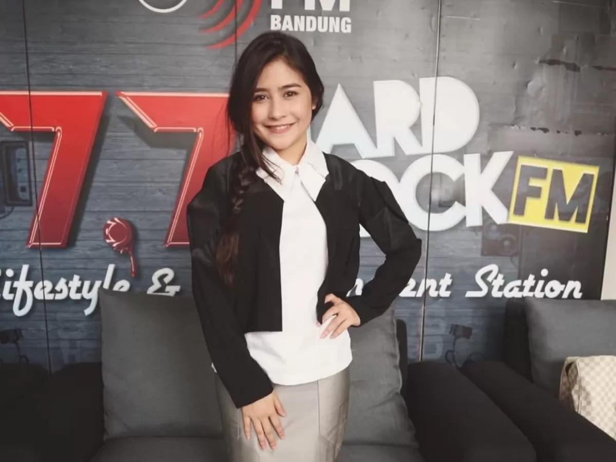 Prilly Latuconsina ikutan tren throwback 2016. (Instagram/@prillylatuconsina96)
