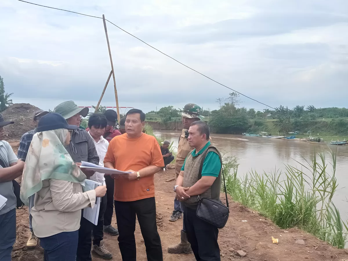 Anggota DPRD Jatim Satib melakukan peninjauan ke lokasi DAM pelimpah yang ambrol. (Angga Juli Setiawan/SketsaNusantara.id)
