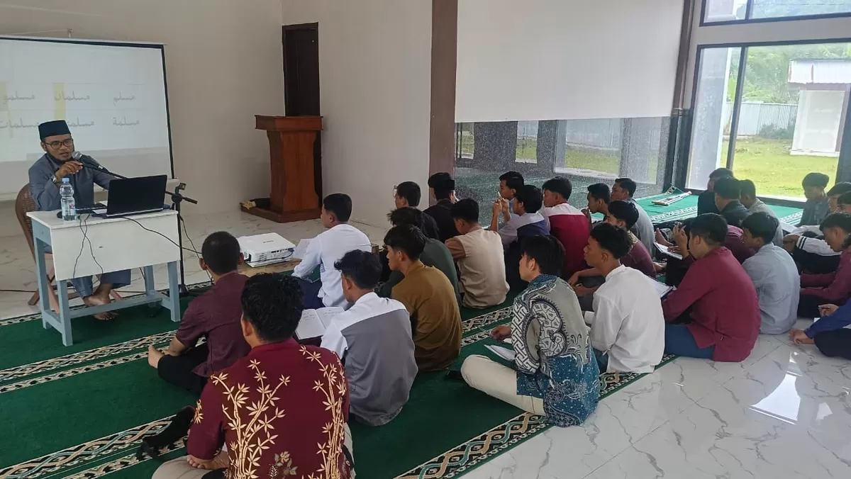 Para santri sedang mengikuti pelajaran Bahasa Arab. (SketsaNusantara.id)