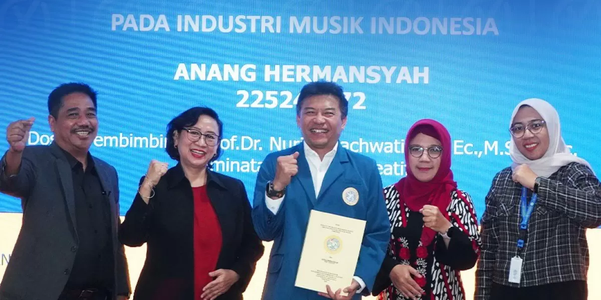 Anang Hermansyah lulus ujian tesis Pascasarjana UNAIR. (Instagram/pascasarjana_unair)