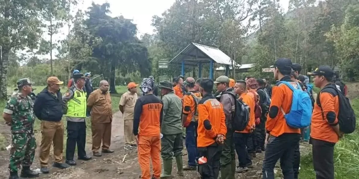 Tim SAR gabungan melakukan persiapan pencarian pendaki yang dilaporkan hilang di Bukit Mongkrang, lereng Gunung Lawu. (X/ Jateng_Twit)
