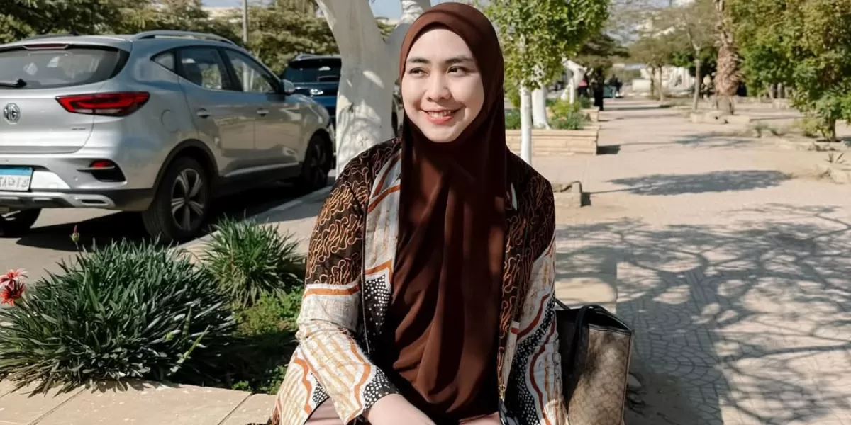 Potret Oki Setiana Dewi yang sudah berkuliah di Universitas Al Azhar, Mesir, selama 2 tahun. Ungkapkan kesan yang mendalam. (Instagram/okisetianadewi)