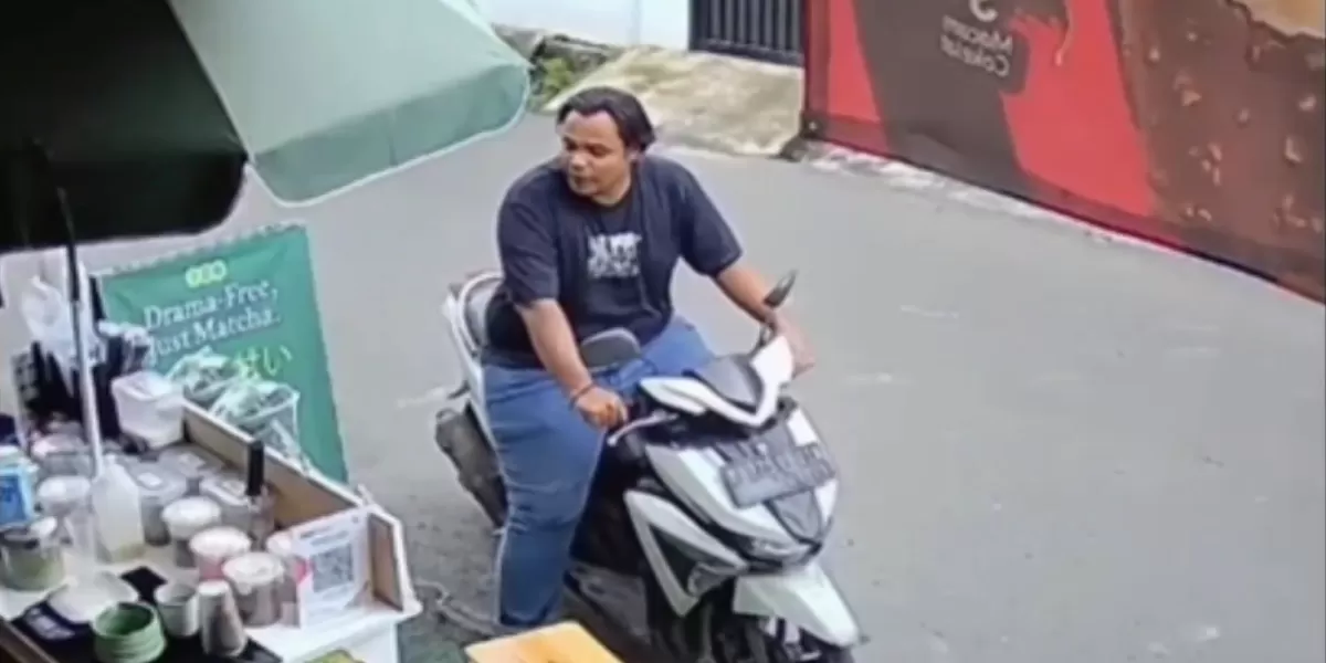 Rekaman CCTV menunjukkan terduga pelaku penipuan saat bertransaksi di gerai minuman sebelum meminjam uang tunai.  (X/RadioElshinta)