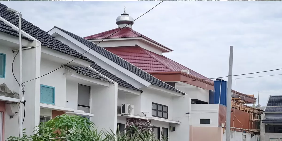 Kondisi lingkungan permukiman warga Desa Jejalenjaya yang dikeluhkan terdampak kebisingan toa masjid. (X/RadioElshinta)