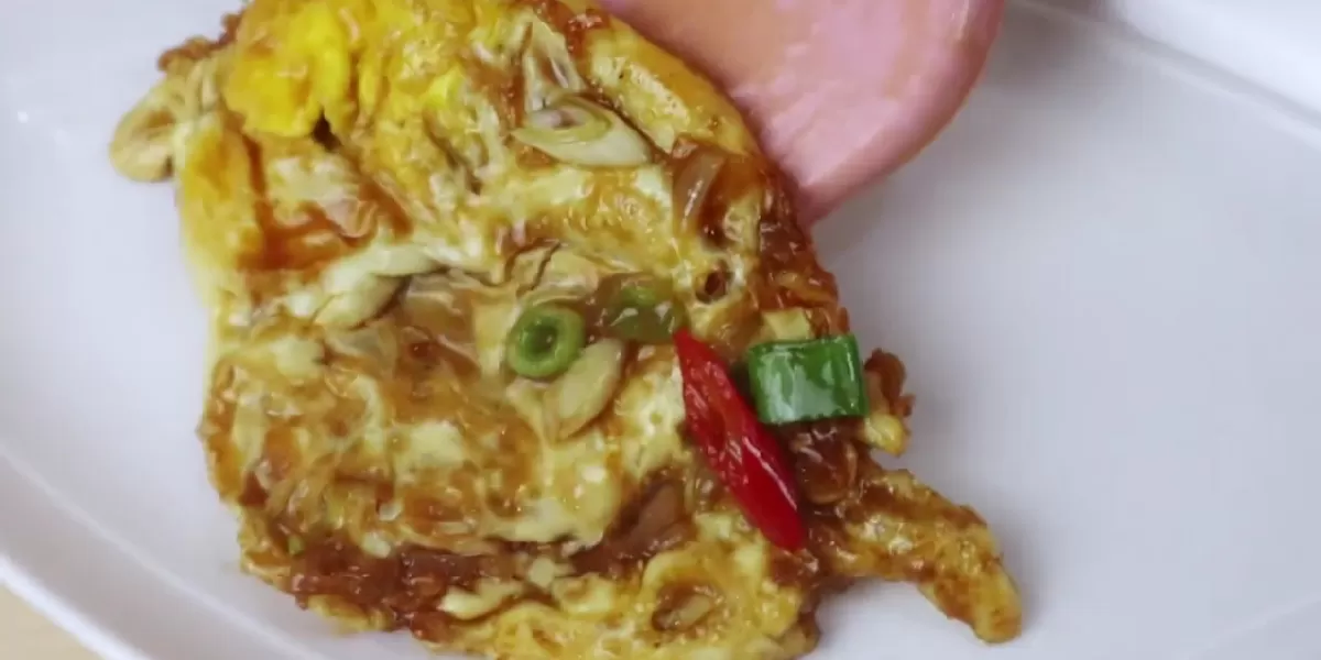 Telur ceplok bumbu sederhana ala Dapur Diizah.  (Youtube/Dapur Diizah)