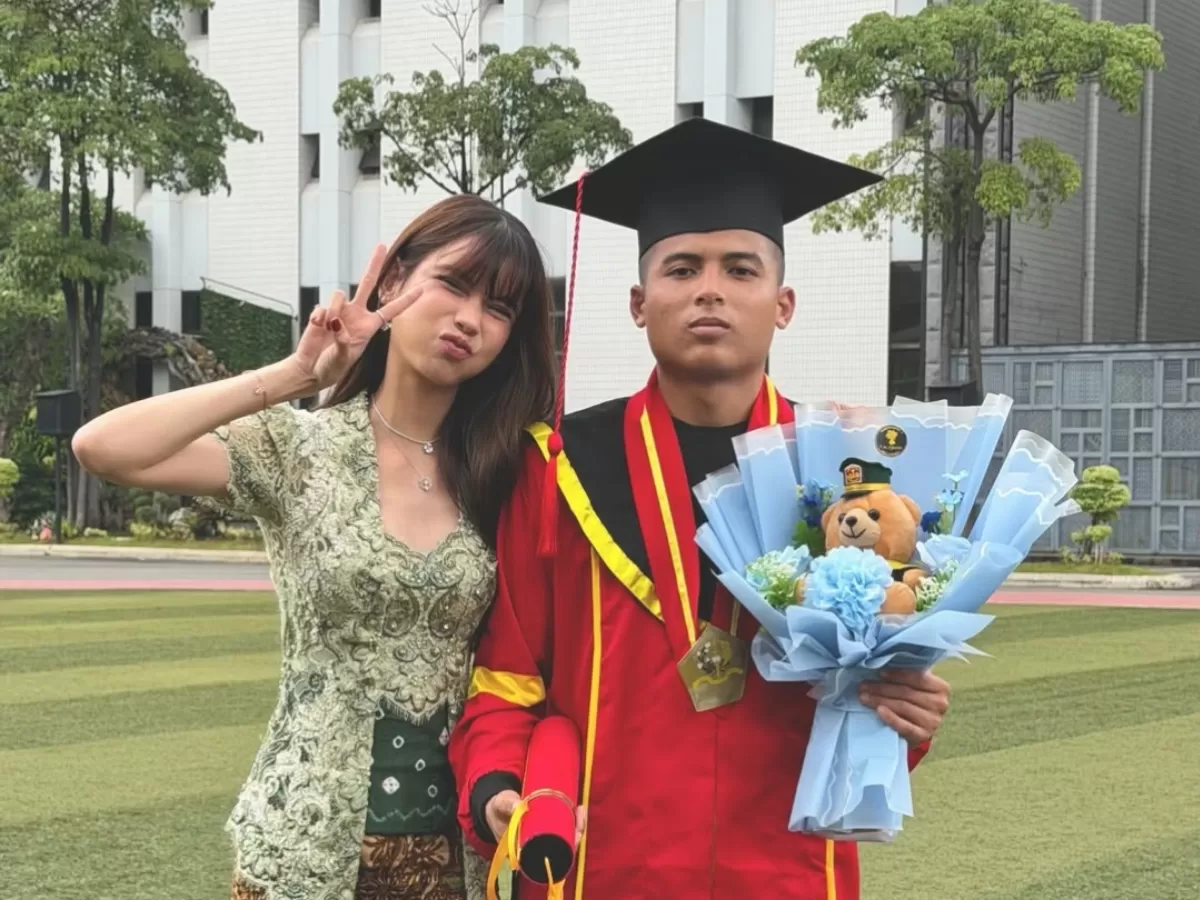 Potret Sabrina Chairunnisa yang baru saja menghadiri kelulusan adiknya, Zaky Hermawan dari PAMA KOPASSUS.  (Instagram/@sabrinachairunnisa_)