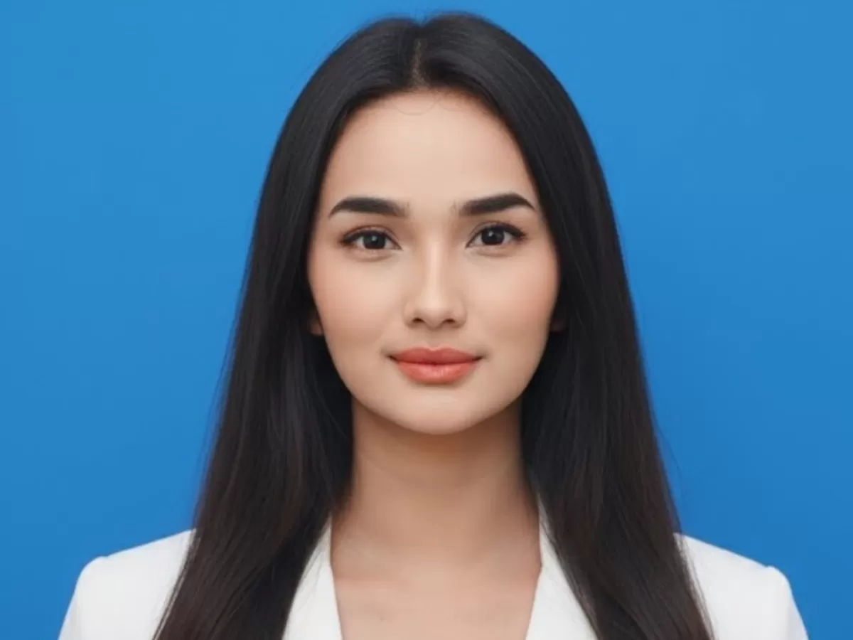 Potret Faby Marcelia yang baru unggah foto berlatar biru. (Instagram/@fabymarcelia)