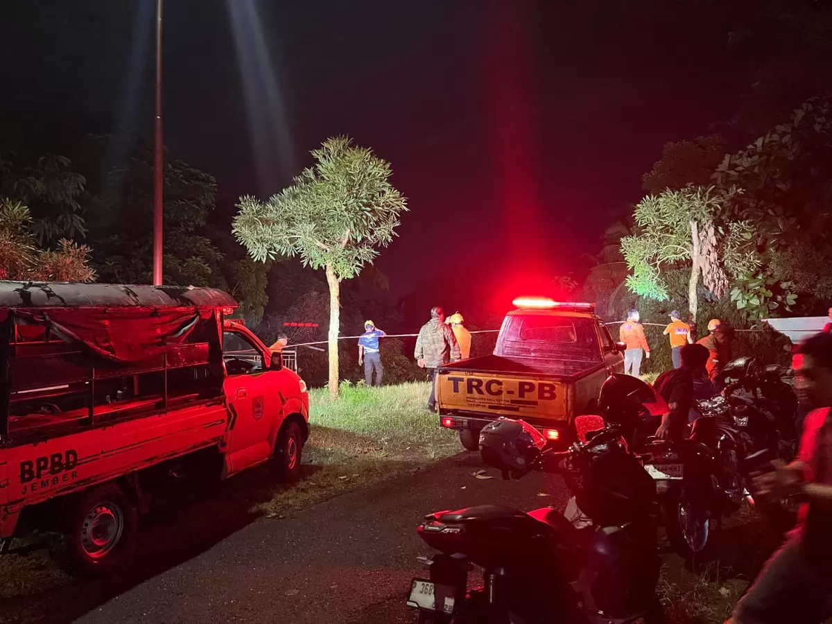 BPBD Jember melakukan evakuasi kepada mobil yang terperosok akibat longsor. (M Purnomo/SketsaNusantara.id)