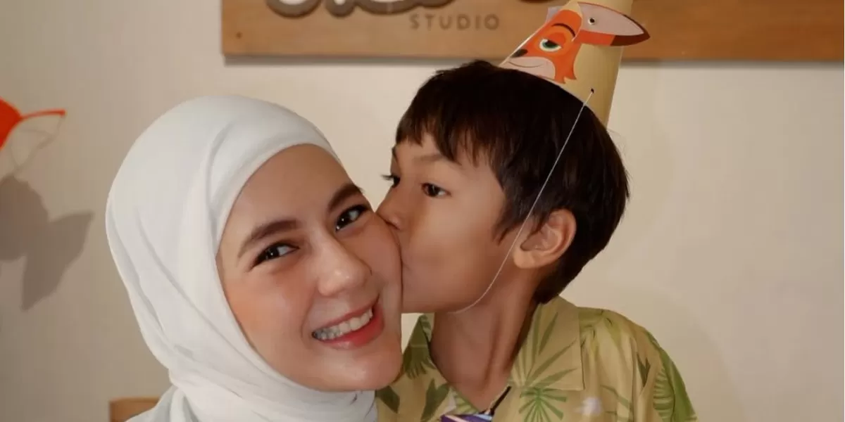 Potret Paula Verhoeven dengan putranya, Kiano Tiger Wong, yang sedang berulang tahun yang ke-6. (Instagram/paula_verhoeven)