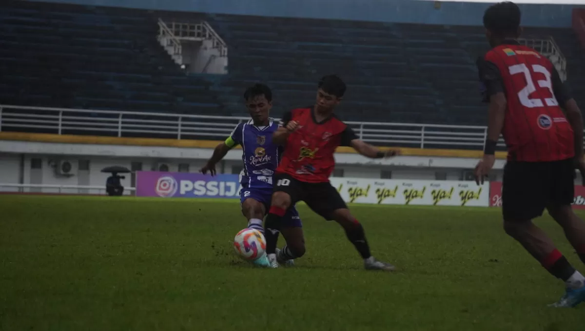 Pertandingan Persid Jember melawan PSMP. (Angga Juli Setiawan/SketsaNusantara.id)