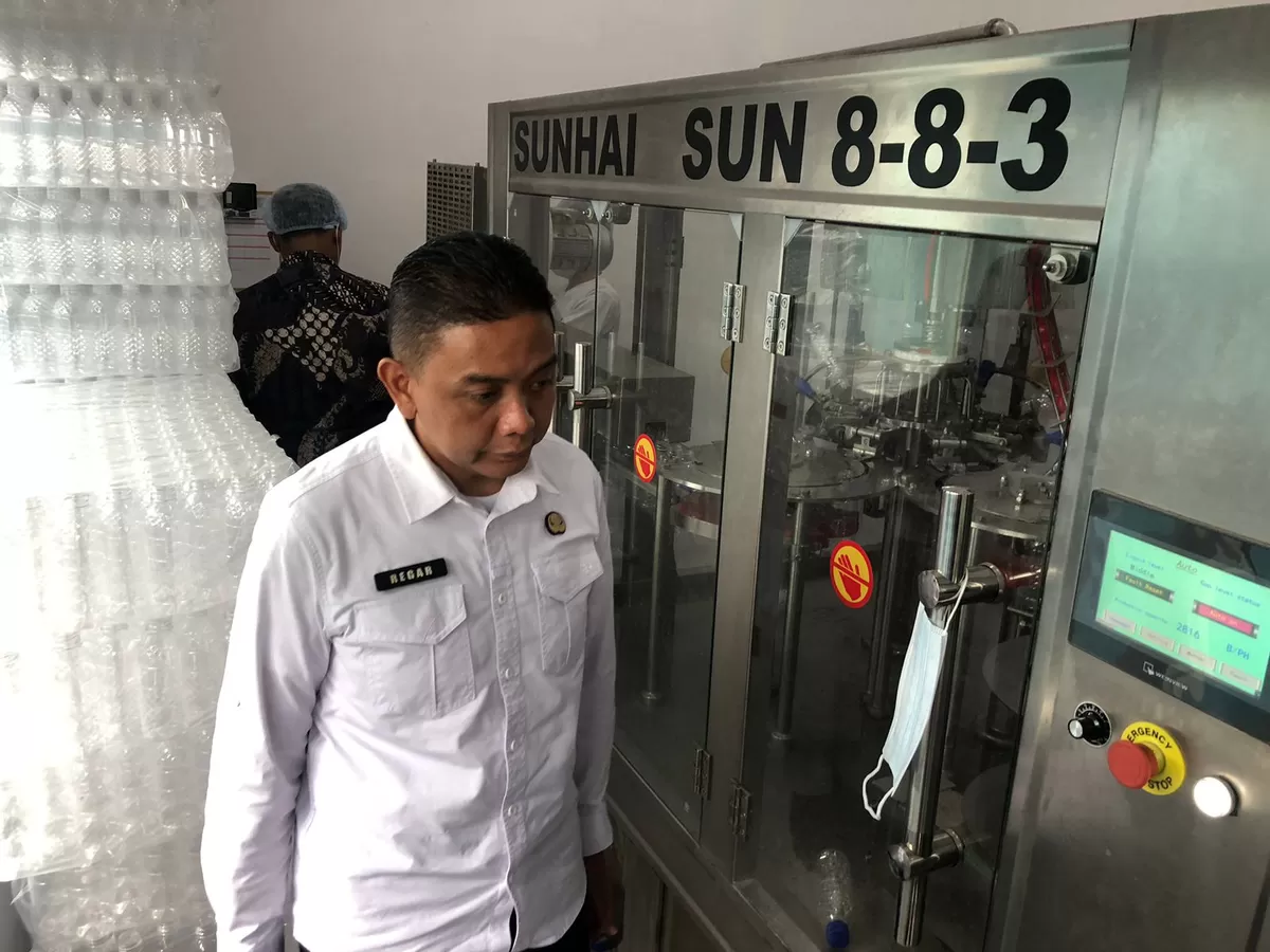 Plt Dirut Tirta Pandalungan Kabupaten Jember Regar Jeane Dealen Nangka saat cek lokasi. (Angga Juli Setiawan/SketsaNusantara.id)