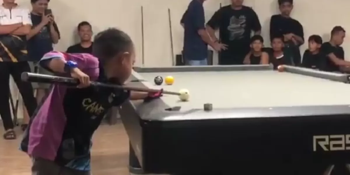 Bocah lima tahun asal Tolitoli ini tampil percaya diri di turnamen biliar.  (X/RadioElshinta)