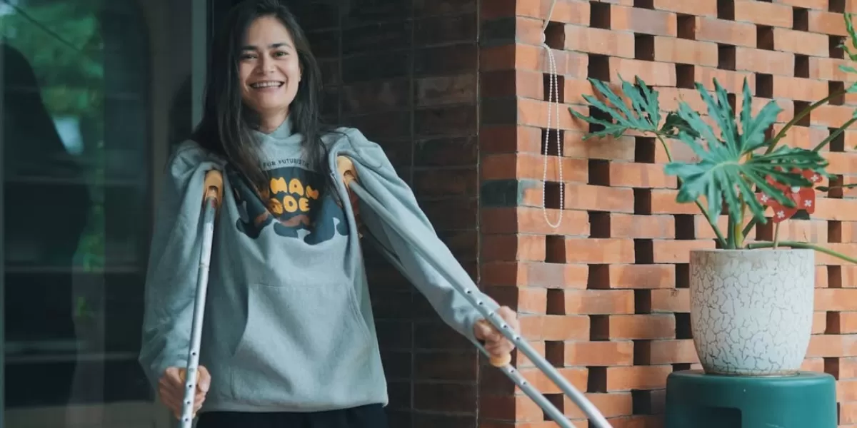Potret Sabai Morscheck yang kakinya patah akibat menabrak monkey bar. Ringgo Agus Rahman petik pelajaran ini.   (Instagram/ringgoagus)
