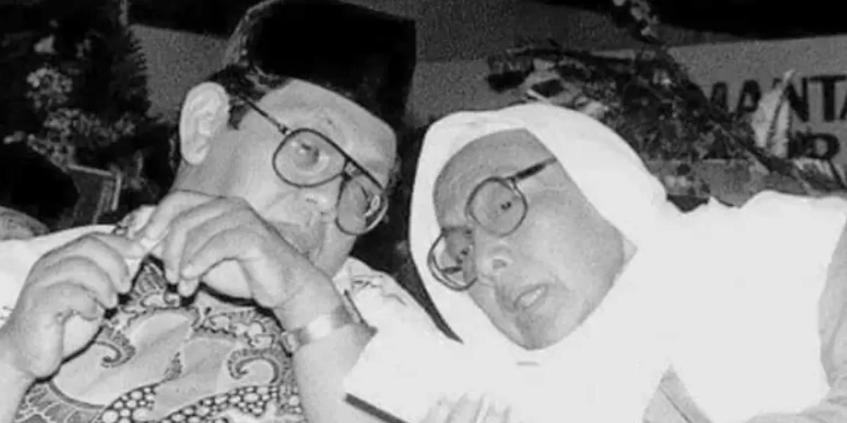 KH Achmad Siddiq, Rais Aam PBNU (1984-1991) dan inisiator majelis Dzikrul Ghofilin bersama Gus Dur.  (tebuireng.online)