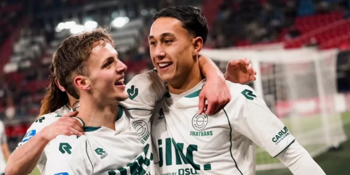 Miliano Jonathans, pemain Timnas Indonesia, merayakan gol debutnya di Eredivisie bersama Excelsior. (Instagram/pemainketurunan.id)