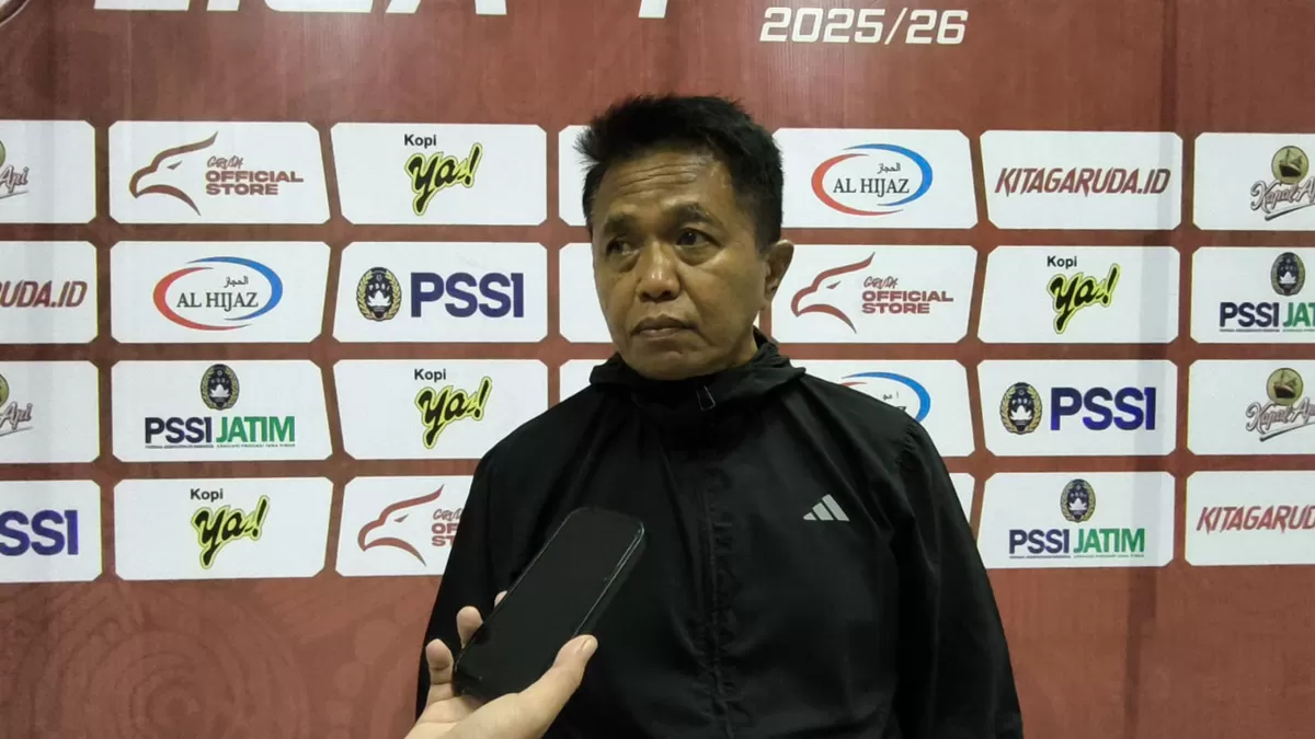 Pelatih Persid Jember Agus Yuwono saat dikonfirmasi. (Angga Juli Setiawan/SketsaNusantara.id)