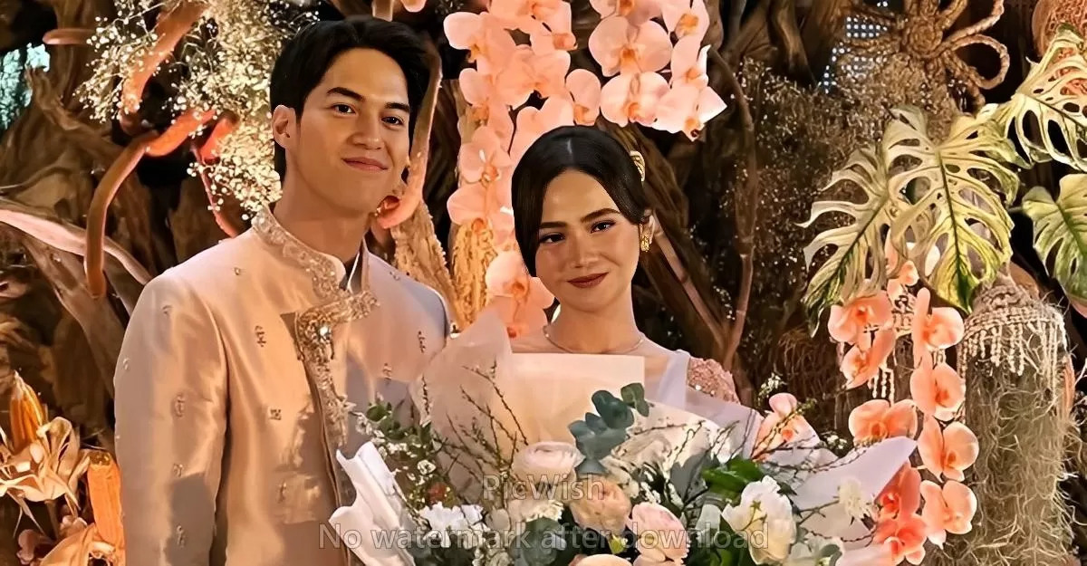 Potret El Rumi resmi melamar Syifa Hadju dalam acara pertunangan yang dihadiri keluarga dan kerabat dekat (Instagram/elelrumi)