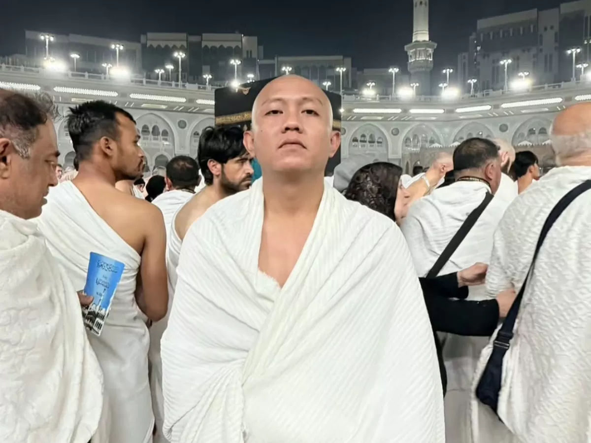 Potret pelontos Denny Caknan saat umrah. (Instagram/@denny_caknan)