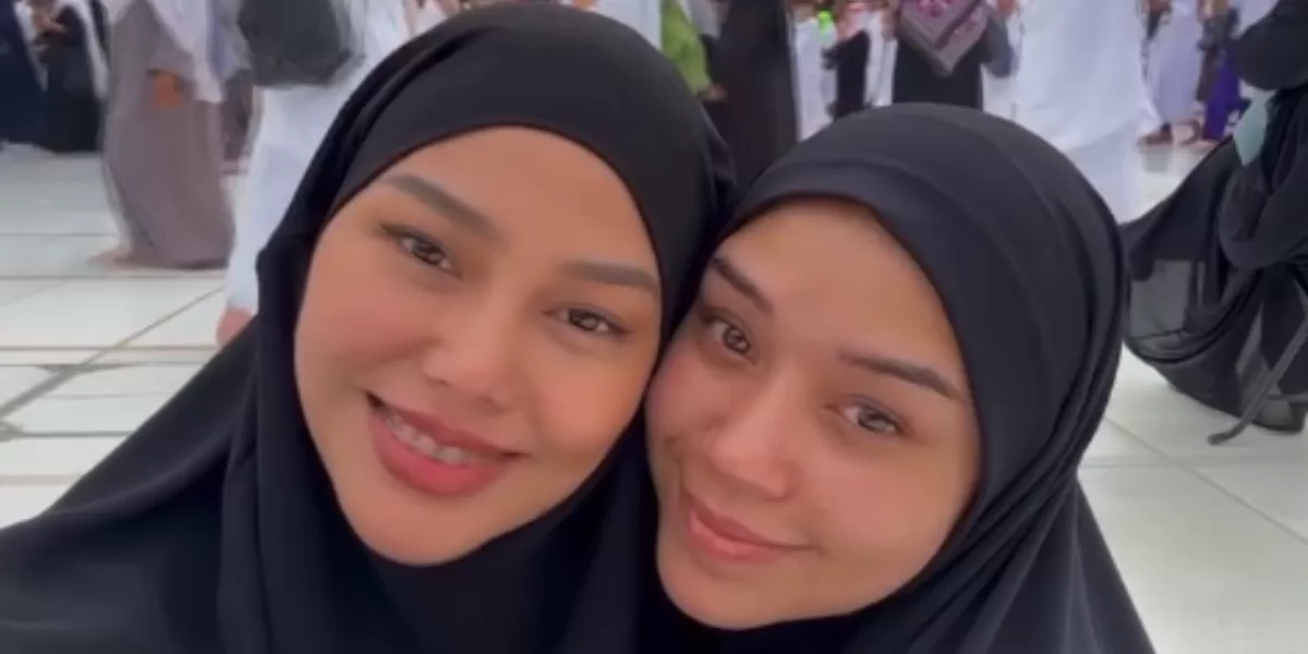 Potret Dara Arafah kala umrah bersama almarhum Lula Lahfah. Kenang kebaikan sang sahabat (Threads/daraarafah)
