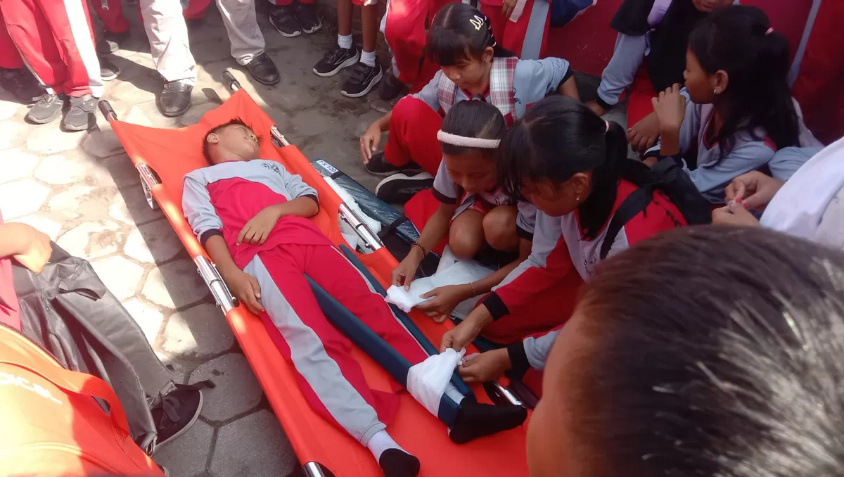 Simulasi gempa di SDN 01 Kepanjen Jember. (Dok. PMI Jember)
