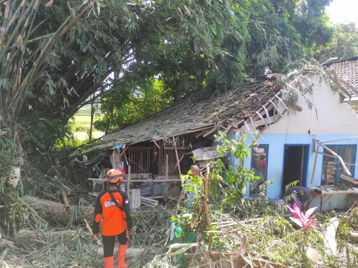 Kondisi rumah yang terdampak angin kencang. (Dok BPBD Jember)