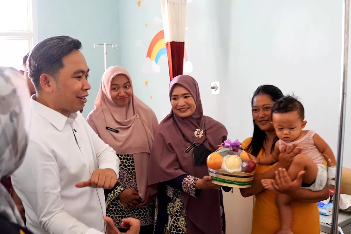 Gus Fawait dan jajarannya saat mengunjungi Puskesmas Rambipuji. (Dok Diskominfo Jember)