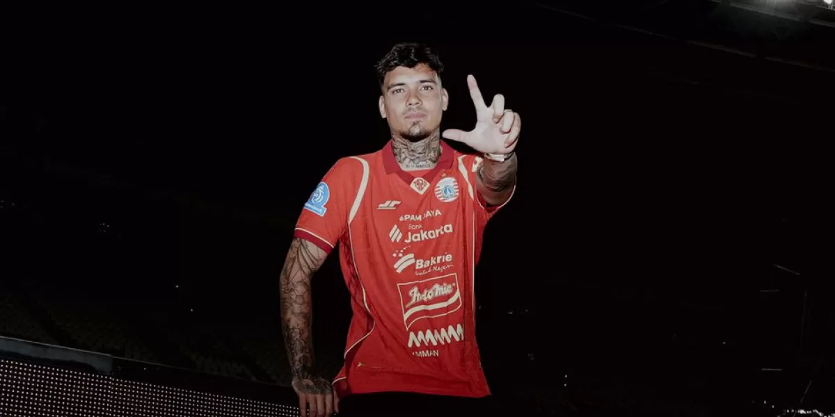 Shayne Pattynama diperkenalkan sebagai rekrutan anyar Persija Jakarta. (X/IndosFC)