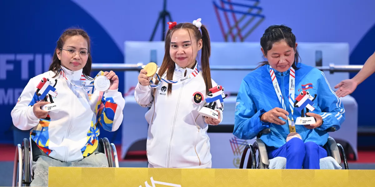 Eliana tersenyum bangga di podium ASEAN Para Games 2025.  (X/ainurohman)
