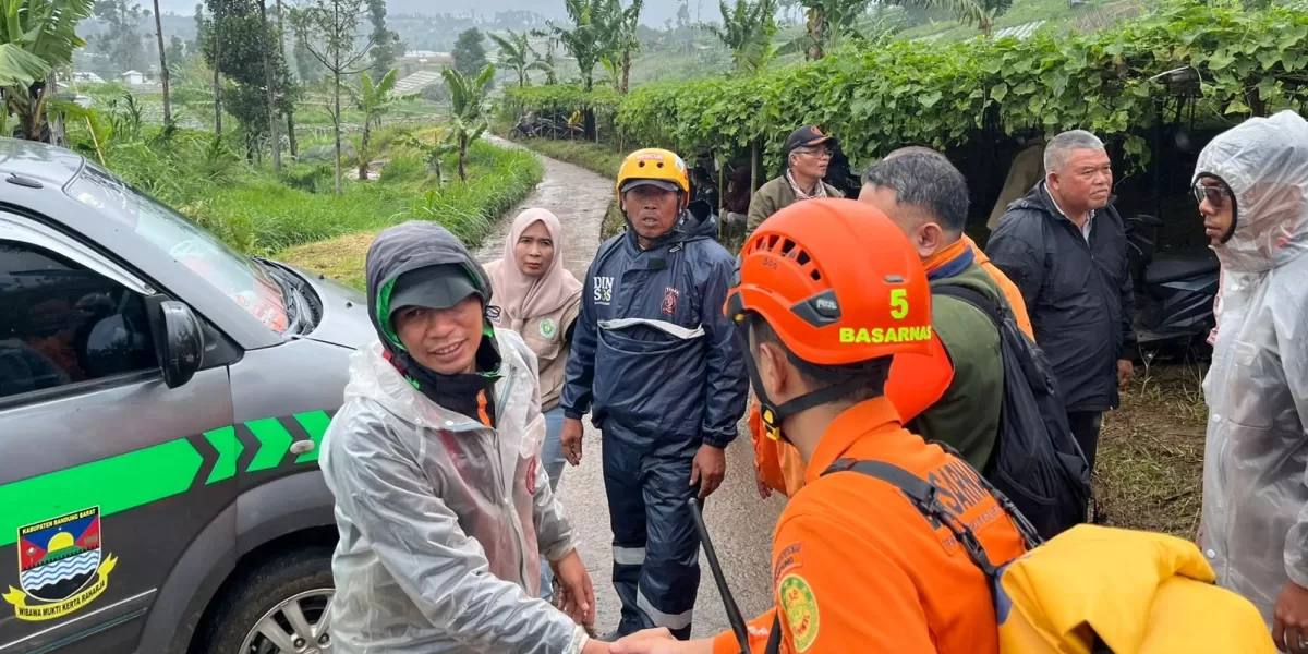 Tim SAR Gabungan menyusuri area longsor di Desa Pasirlangu, Bandung Barat.  (X/RadioElshinta)