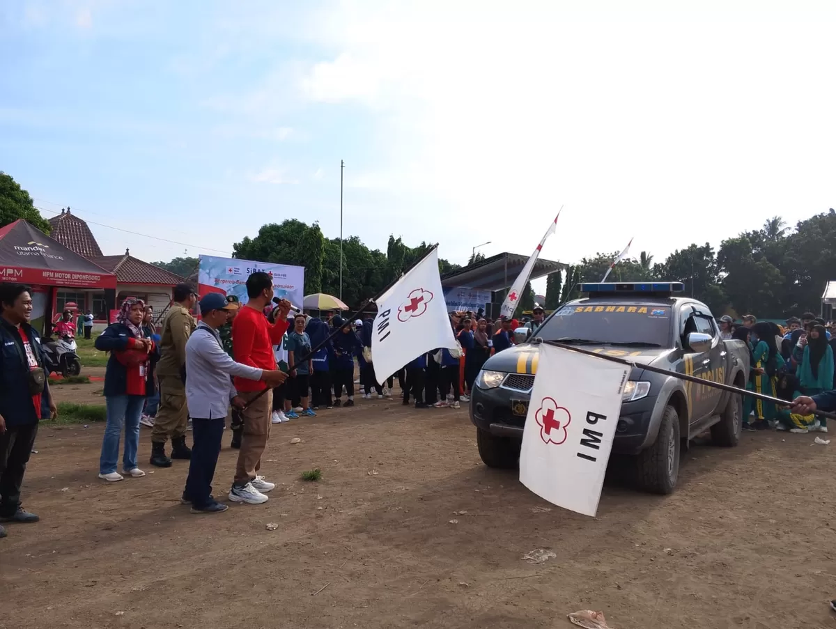 Momen acara gerak jalan yang digelar Sibat Puger Wetan dimulai (Dok. PMI Jember)