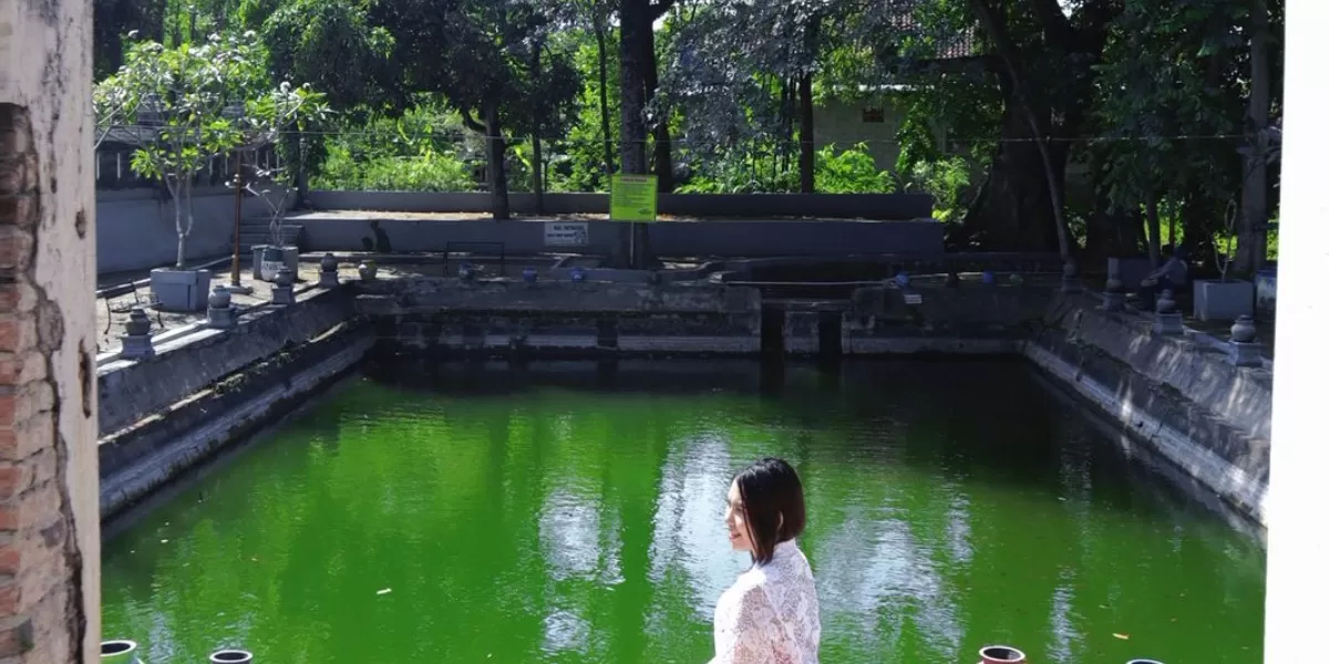 Sendang Kamal yang berisi air berwarna hijau dengan berbagai pepohonan di tepi nya sebagai objek wisata Magetan, (Dok.SketsaNusantara.id/Listian Nur H.)