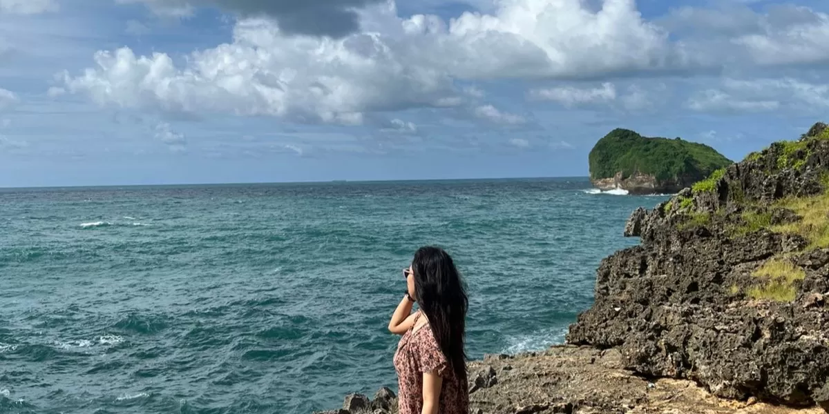 Pemandangan Pantai Srau terlihat dari tepi tebing dengan panorama alam yang memukau, Pacitan, Jawa Timur (Dok. SketsaNusantara.id/Listian Nur H.)